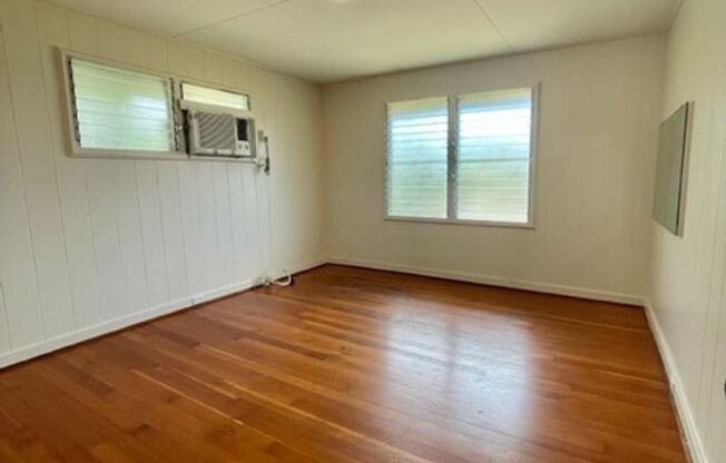 3 Bed 1 Bath Single Family Home Conveniently located in the Waialae Area