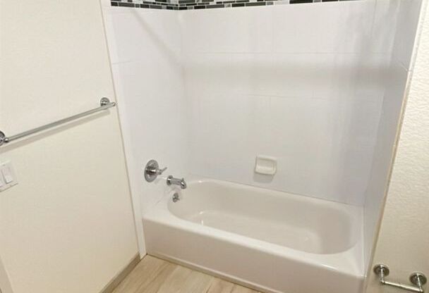 3 beds, 2 baths, 820 sqft, $4,645, Unit 405