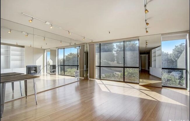 1 Bed/1 Bath In Pacific Heights with Parking and Roof Deck