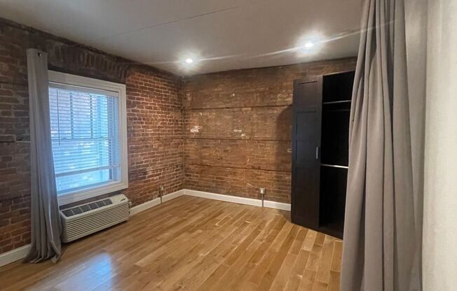 Studio, 1 bath, 350 sqft, $1,095, Unit Studio