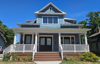Adorable, Bright 2-bedroom 1 bathroom apartment.
