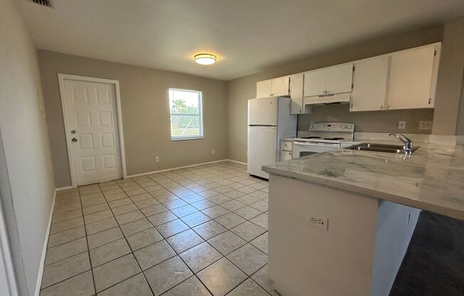 2/1 Apartment Located Conveniently on Andalusia BLVD in Cape Coral