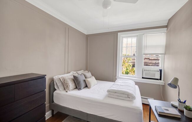 3 beds, 1 bath, 1,300 sqft, $2,900, Unit 2S