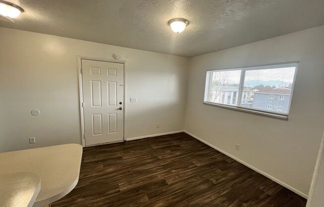 1 bed, 1 bath, 430 sqft, $895, Unit 1-32