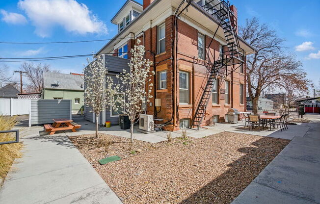 3325 TEJON ST