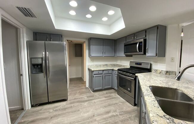 Colonia Apartment Homes - Roger
