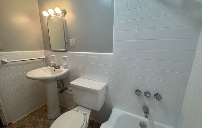2 beds, 1 bath, 800 sqft, $1,999, Unit 6230 Fifth Ave. #222D