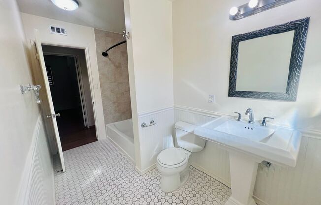 4BR House in Clairemont with a 2 Car Garage, AC, and W/D Hookups