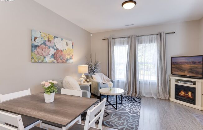 Incredible 2 Bed 1.5 Bath + Den  in N Portland near Peninsula Park! A/C and More!