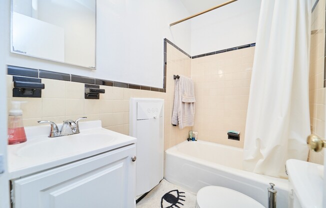 Studio, 1 bath, $2,500, Unit 4D