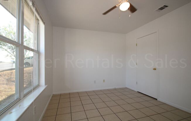 2 beds, 1 bath, $975, Unit Unit A