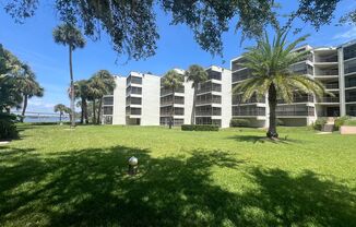 BEAUTIFUL and Renovated Riverfront Furnished Condo 2 Bedrooms, 2 Bathrooms