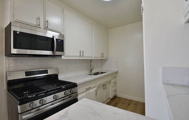 1 bed, 1 bath, 670 sqft, $1,895, Unit 06