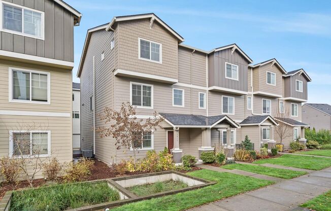 Newer sparkling clean 4-bdrm/3.5-bath townhome—2-car garage, near Forest Park