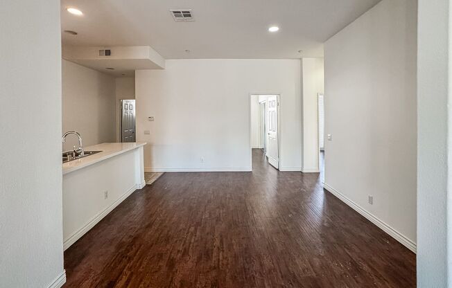 Beautiful 3 Bd/2Ba Spacious Home in Fullerton w/AC and Ample Community Amenities!
