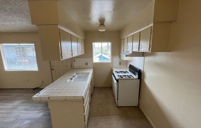 2 beds, 1 bath, $950, Unit 13