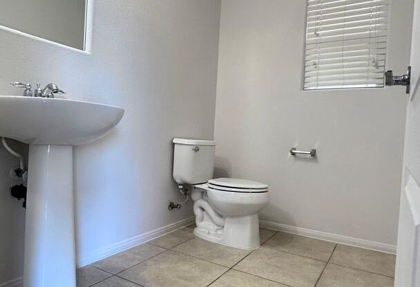 Freshly Painted 3 Bedrooms Home in Gated Mountains Edge Community.INCLUDE SOME UTILITIES