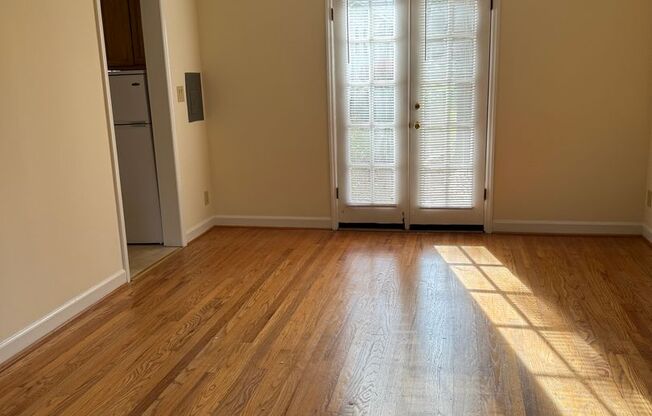 Studio, 1 bath, 380 sqft, $1,100, Unit Unit J1