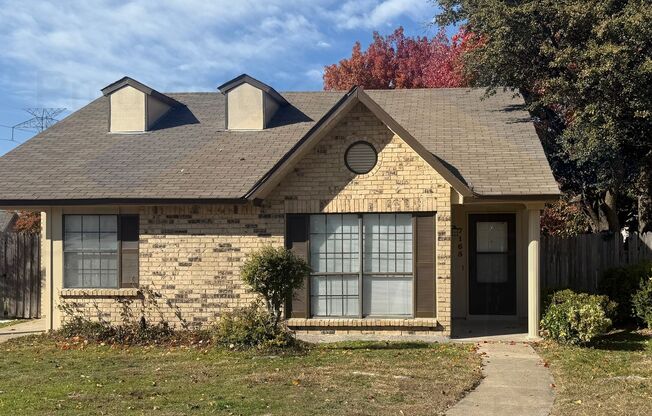 COMING SOON! Charming 2-bedroom, 1-bathroom duplex located in the vibrant city of Dallas
