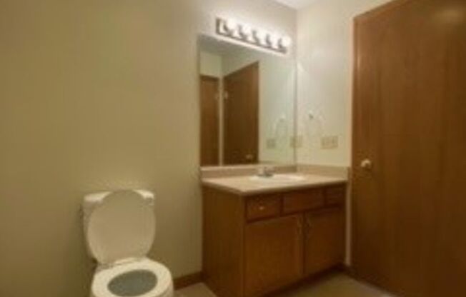 2 beds, 1 bath, $895, Unit APT. 3