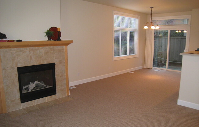 $500 off second month's rent if move-in by 11/27/2024.  Immaculately maintained LO townhome in the Palisades neighborhood