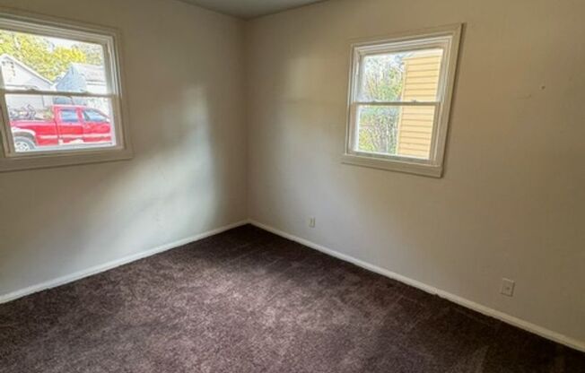 3 beds, 1 bath, $885