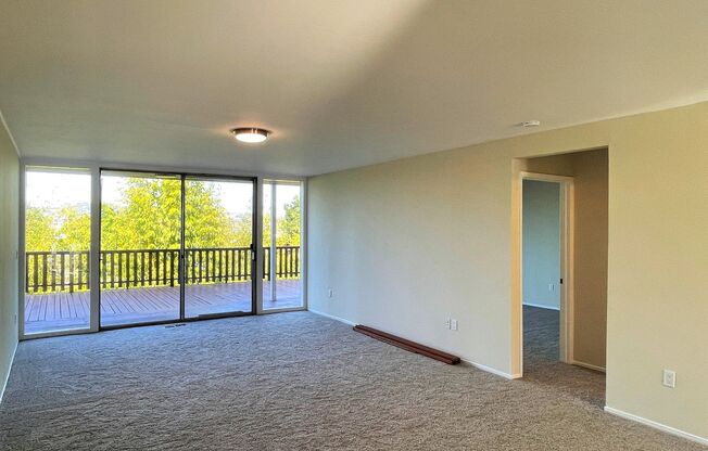 Beautiful 3 bedroom, 2 bathroom home in duplex with large deck for rent