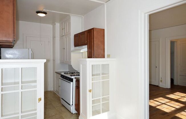 Studio, 1 bath, 500 sqft, $870, Unit 24 - 118