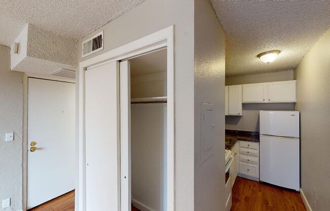 Studio, 1 bath, 304 sqft, $795, Unit 1945 Peoria St #308