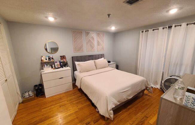 Renovated large 1 bed - B line T - Off Street Parking