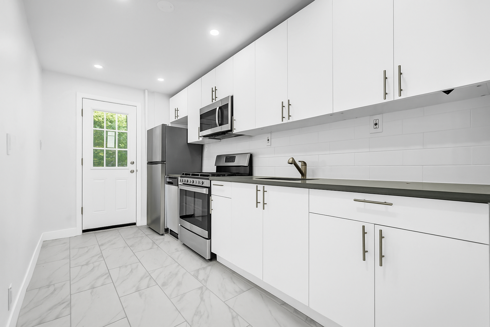 Spacious and Bright Renovated Parlour 2 BR/1BA with  Exclusive Backyard Access