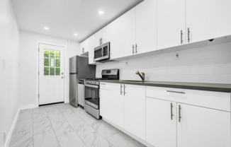 Spacious and Bright Renovated Parlour 2 BR/1BA with  Exclusive Backyard Access