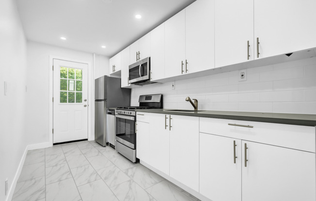 Spacious and Bright Renovated Parlour 2 BR/1BA with  Exclusive Backyard Access