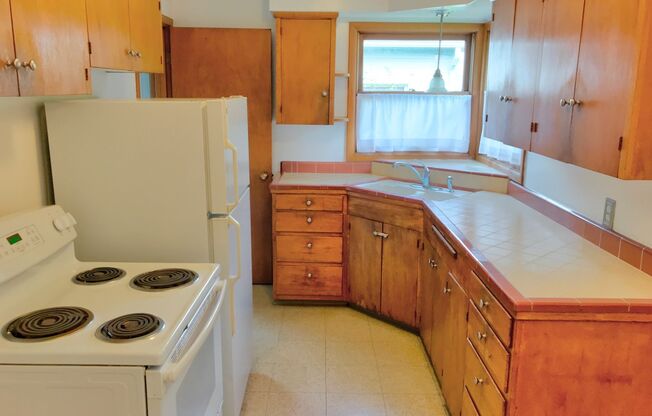 3 beds, 1 bath, $2,595