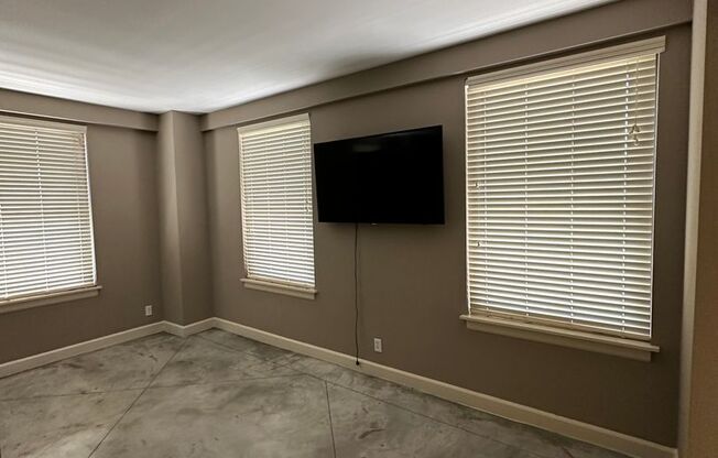 INCLUDES GARAGE PARKING AND INDOOR POOL! 1 BR/1 BA Downtown Memphis Condo in the Historic Claridge House