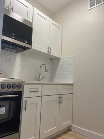 Studio, 1 bath, 357 sqft, $2,100, Unit 8