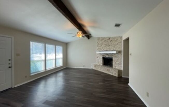 *NICE REMODELED 2 BEDROOM/2 BATH DUPLEX WITH OPEN FLOOR PLAN IN ROUND ROCK