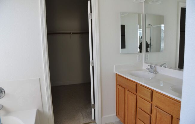 Beautiful North Natomas 3 bed 2 bath plus large LOFT!