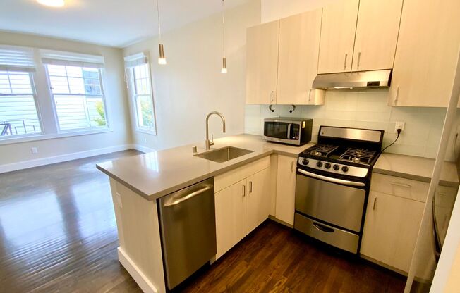 LUXURIOUS Marina 1BR. IN-UNIT LAUNDRY! DISHWASHER! HARDWOOD!