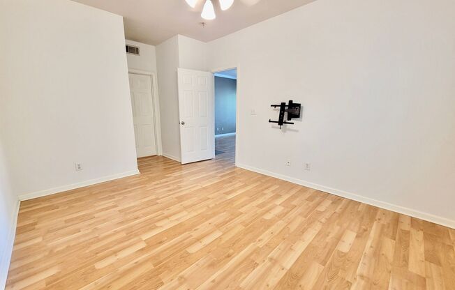 2 beds, 1 bath, $2,100, Unit #14208