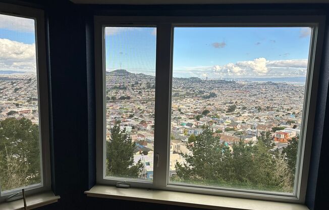 Amazing 2BR/2BA Townhome w/ Parking, In-Unit Laundry, Epic Views, & More | Daly City