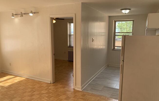 3 beds, 1 bath, $2,150, Unit 410C
