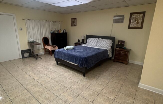 3043 W MONTROSE AVE
