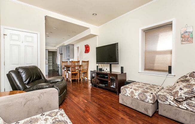 Stylish End-of-Group 2 bd 2.5bth Home in Prime Federal Hill Location with Stunning Rooftop Views!