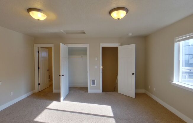 3 beds, 2.5 baths, $2,250, Unit 7