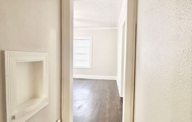 Adorable Downstairs Studio in Vintage 1920s Complex