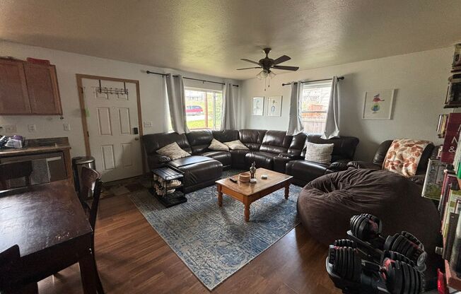 4 BED | 1 BATH | SINGLE-FAMILY | NORTH | FURNISHED