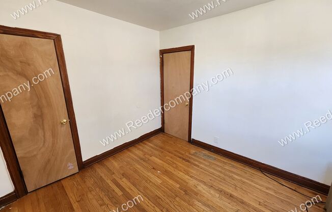 3 beds, 1 bath, $1,050, Unit 2F