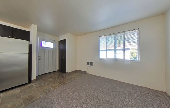 1 Bedroom Apartment ~ Close to Campus ~ Small Pet Friendly