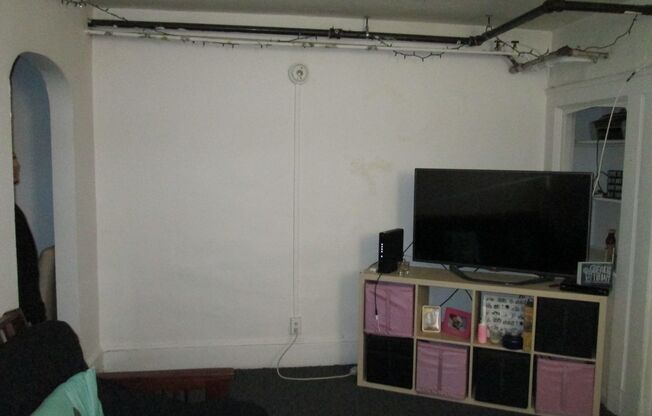 2 beds, 1 bath, $2,700, Unit Unit #B2